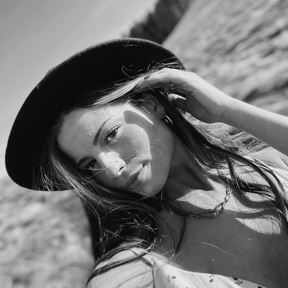 Meet your Posher, Brittney - Picture 1 of 1